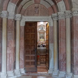 Stiftskirche St. Peter und Johannes der Täufer - Mächtiges Portal