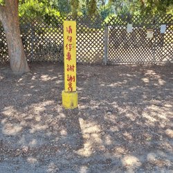 Green Mart - Chinese reads "please do not park here, thank you" due to being in front of another driveway