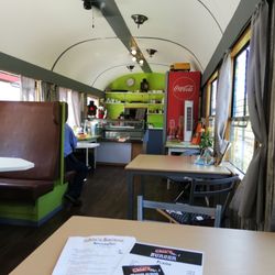 Chia´s Burger - Gastraum - Ehemaliger S-Bahn Wagon