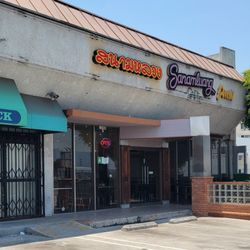 Sanamluang Cafe - Outside