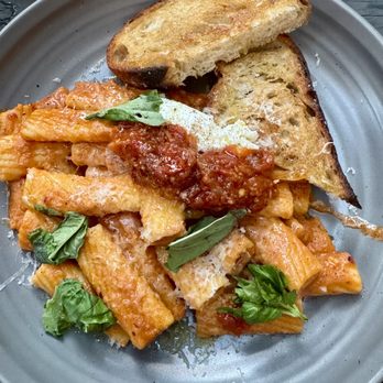 OSO Sonoma - Rigatoni vodka - New American Near Me - Sonoma, California OSO Sonoma - Rigatoni vodka - New American Near Me - Sonoma, California