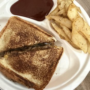 Barrel House BBQ - Grilled Cheese On Crack - Barbeque Near Me - Lynchburg, Tennessee