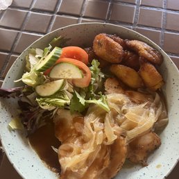 chicken with onions, salad, and sweet plantains