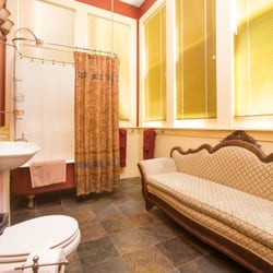 The Lookout Inn - Mardi Gras Suite bathroom.