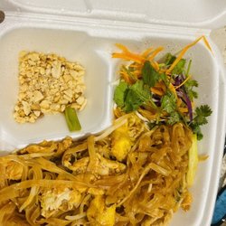 Tara Thai Cuisine - Chicken pad  Thai