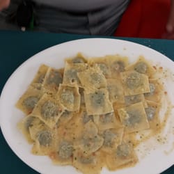 Minoliti - Ravioles de pollo con salsa Maria, con panceta; )