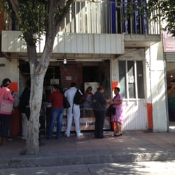 Siempre hay gente formada en las Empanadas Don Juan.