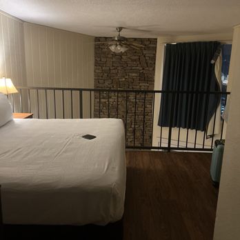 River Terrace - Bedroom - Resorts Near Me - Gatlinburg, Tennessee River Terrace - Bedroom - Resorts Near Me - Gatlinburg, Tennessee