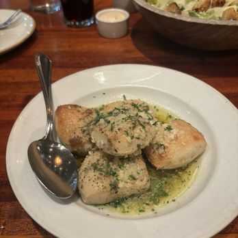 Pizzeria Tra Vigne - garlic bread - Pizza Near Me - Saint Helena, California