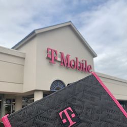 T-Mobile - Easy T-mobile Tuesday Bonus Lunch-bag pick-up