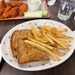 M66 Bar & Grill - Chicken wings & tuna melt