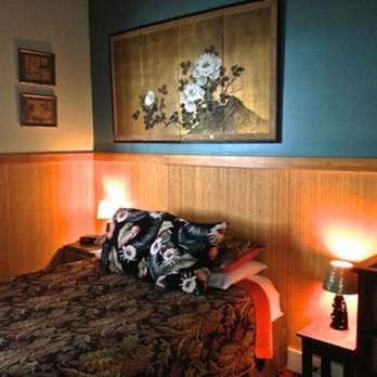 Hilo Bay Hale Bed & Breakfast - The Bay Room is filled with Japanese art - Bed & Breakfast Near Me - Hilo, Hawaii Hilo Bay Hale Bed & Breakfast - The Bay Room is filled with Japanese art - Bed & Breakfast Near Me - Hilo, Hawaii