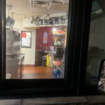 Hardee's - Empty restaurant, empty window - Burgers Near Me - Conway, Arkansas