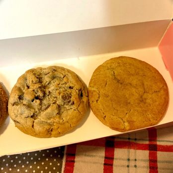 Crumbl - Duarte - Chocolate chip cookie & Snickerdoodle cookie - Bakeries Near Me - Duarte, California