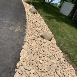Kickin’ Grass Lawn & Landscaping - Decorative rock