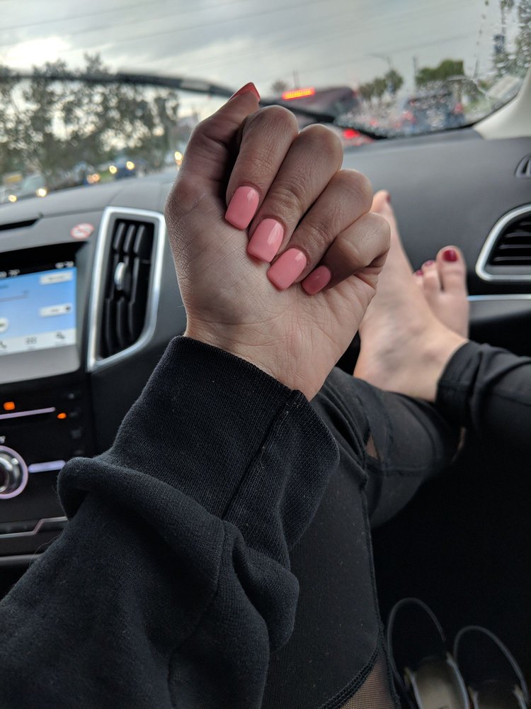 California Nails Logo