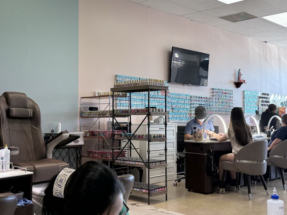 Nails Pro Logo