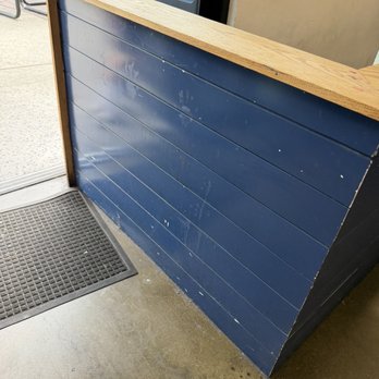 Handel's Ice Cream - This wall needs a better maintenance - Ice Cream & Frozen Yogurt Near Me - Roseville, California