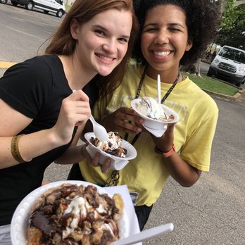 Memphis Twist - two women eating ice cream and chocolate sundaes - Desserts Near Me - Memphis, Tennessee Memphis Twist - two women eating ice cream and chocolate sundaes - Desserts Near Me - Memphis, Tennessee
