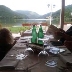 Ara Marina - Un tavolo con lo sfondo del lago
