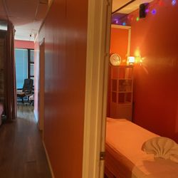 Lucky Feet - The room and hallway, very clean