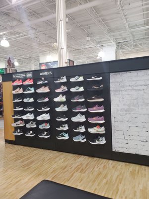 DICK'S Sporting Goods by null