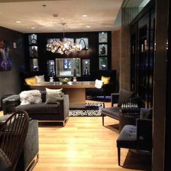 Renaissance Cincinnati Downtown Hotel - Sitting area filled with interesting coffee table books - Hotels Near Me - Cincinnati, Ohio Renaissance Cincinnati Downtown Hotel - Sitting area filled with interesting coffee table books - Hotels Near Me - Cincinnati, Ohio