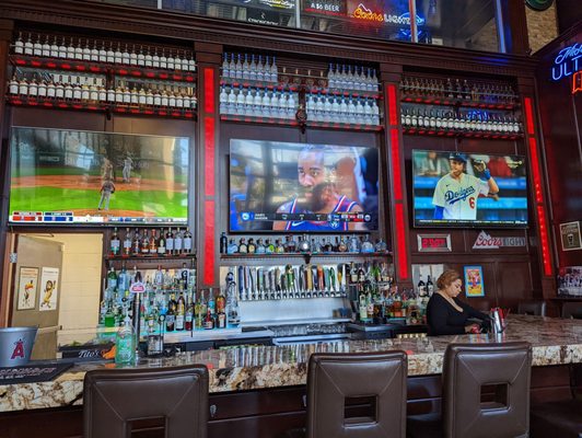London's Pub & Grill by null