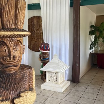 Wild Ginger Hotel - One of many Tiki (carbed by the owners husband) showing the breakfast buffet area on the right - Hotels Near Me - Hilo, Hawaii