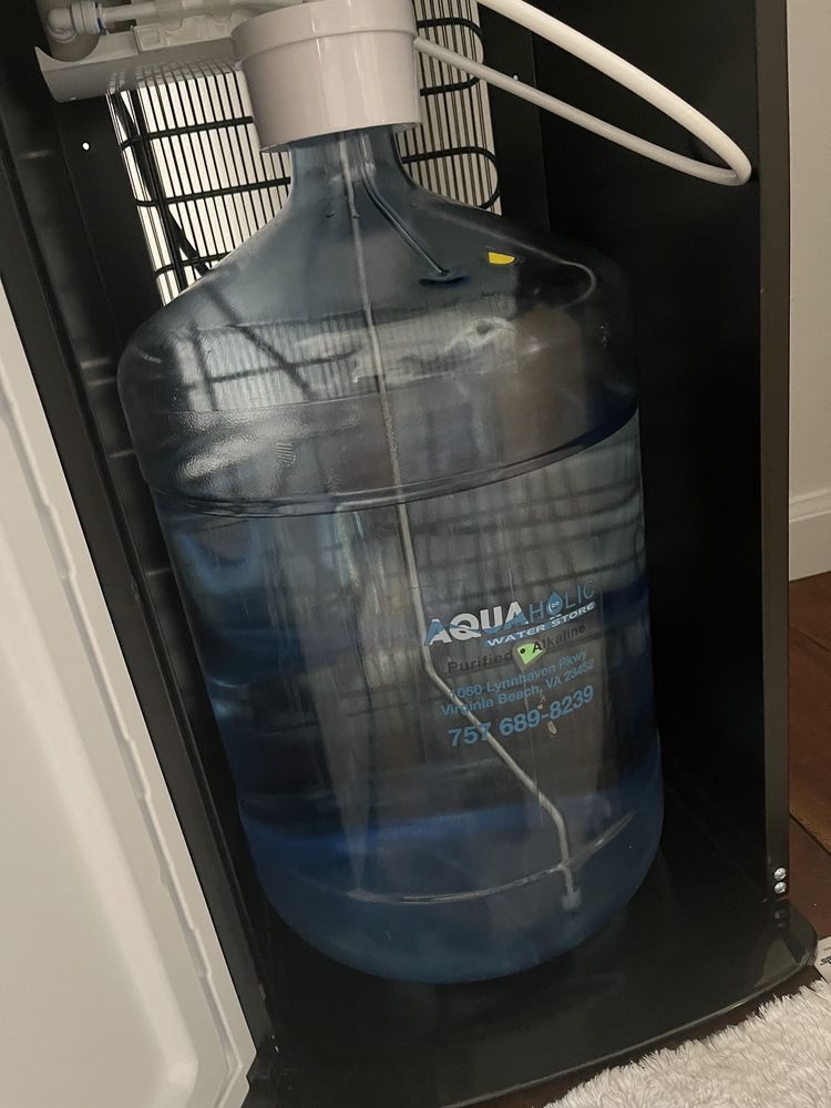 Aquaholic Water Store Logo