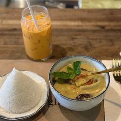 Glin Thai Bistro - Thai Iced Tea + curry Gang Keaw Warn