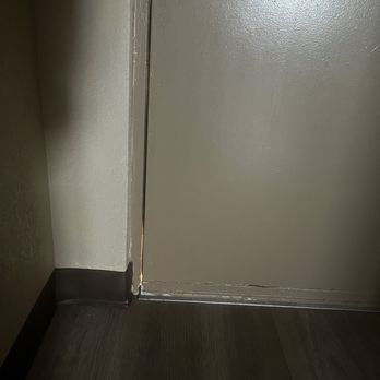 Travel Inn & Suites - Gap at door frame to out side - Hotels Near Me - Flemington, New Jersey