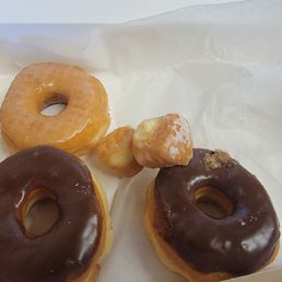 Tried the simple staples glazed and chocolate frosted. Tried the simple staples glazed and chocolate frosted.