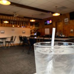 Village Inn of Pierson - Water and the dining room