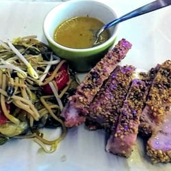 La Marie Galante - Thon rosé façon tataki aux graines de sésames accompagné de pousses de soja, courgettes, poivrons et champignons