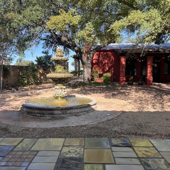 Simmer Down - a fountain in the middle of a courtyard - Comfort Food Near Me - Georgetown, Texas Simmer Down - a fountain in the middle of a courtyard - Comfort Food Near Me - Georgetown, Texas
