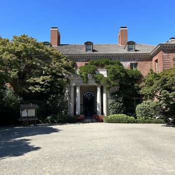 Filoli - The main entrance to the mansion - Botanical Gardens Near Me - Woodside, California