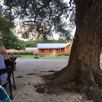 Beneath The Oaks Winery  - Bridal suites - Party & Event Planning Near Me - Midfield, Texas