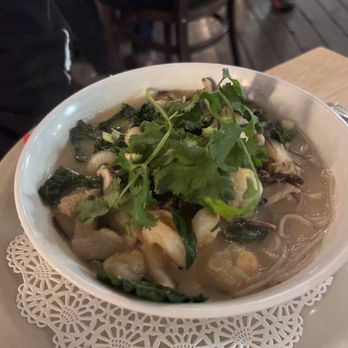 Mendocino Cafe - Healing Bowl (soba and shrimp) - Cafes Near Me - Mendocino, California