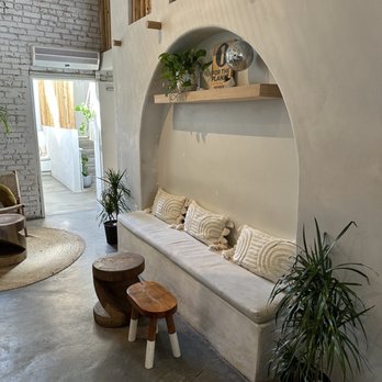 Bread Head - Seating Area - Sandwiches Near Me - Santa Monica, California