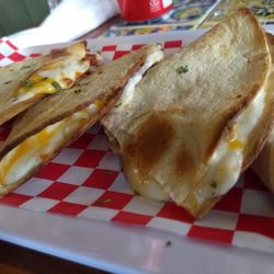 4 Bar & Tapas - Chicken quesadilla