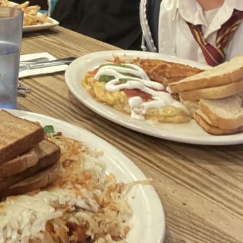Pinecrest Diner - Scrambled eggs with ground beef and mushroom with toast and hashbrown - Diners Near Me - San Francisco, California