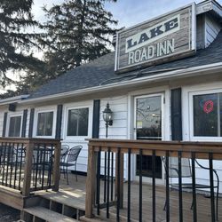 Lake Road Inn - Entrance upon arriving to Lake Road Inn