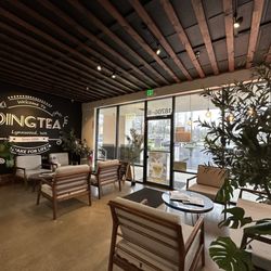 Ding Tea - Lynnwood - Front seating