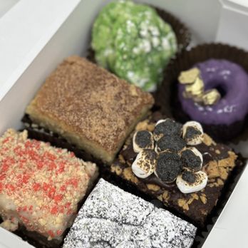 Leonardough's - Strawberry Crunch Blondie, Snickerdoodle Blondie, Pandan Cookies, Ube Brookie, S'mores Brownie, Ube & Chocolate Bundt Cake IG: @ammysalamii - Caterers Near Me Leonardough's - Strawberry Crunch Blondie, Snickerdoodle Blondie, Pandan Cookies, Ube Brookie, S'mores Brownie, Ube & Chocolate Bundt Cake IG: @ammysalamii - Caterers Near Me