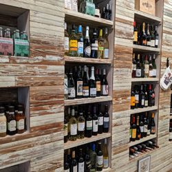 Elliotts Provision - Amazing wine selection