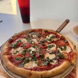 JoJo's Italian Diner - Pizza Margherita (Hand tossed)