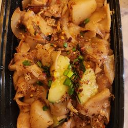 Family Thai Cuisine - Kuawgai Noodles with pork, no tomatoes