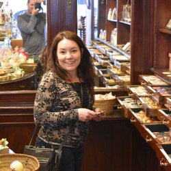 Leschanz - Mary, browsing the drawers of the chocolates.