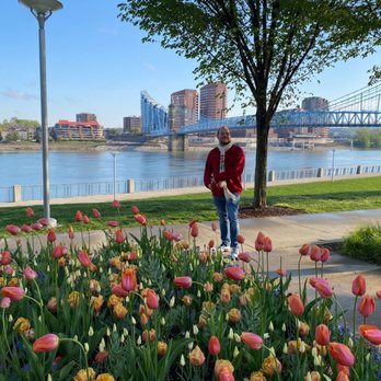 Smale Riverfront Park - Flowers and the waterfront with Covington, Kentucky in the background. - Parks Near Me - Cincinnati, Ohio Smale Riverfront Park - Flowers and the waterfront with Covington, Kentucky in the background. - Parks Near Me - Cincinnati, Ohio